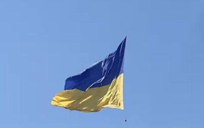 Над Киевом летели флаги Украины