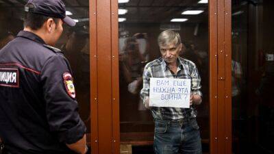Осуждённый по статье о фейках Горинов заявил о резком ухудшении здоровья