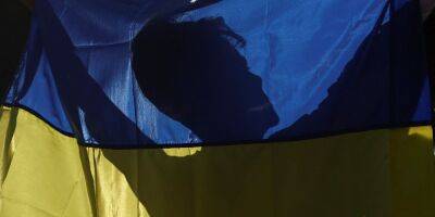 Партизаны под Мариуполем подняли флаг Украины — видео