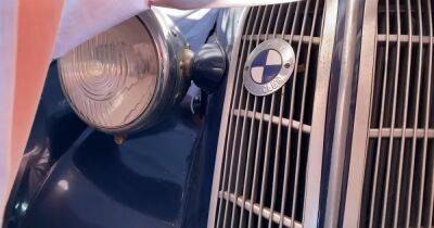 В заброшенном автосалоне обнаружили коллекцию редких старинных BMW (видео)