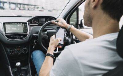 60% водителей за рулем отвлекаются на мобильный