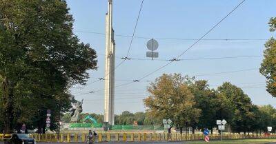 ВИДЕО. Начинается снос 79-метрового обелиска памятника в парке Победы: перекрыто движение, мэр Риги призывает не приходить к месту демонтажа из любопытства