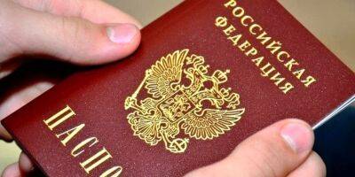 «Таких менее тысячи». Мэр Мелитополя объяснил, как оккупанты заставляют людей брать паспорта РФ