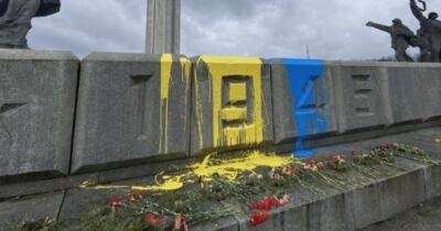 В Риге снесли Памятник советской оккупации (видео)