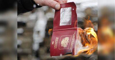 Спалив паспорт на знак протесту проти нападу путіна на Україну: у Болгарії суд відмовився видавати росіянина владі рф