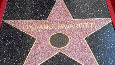 На "Аллее славы" в Голливуде открыли звезду Лучиано Паваротти
