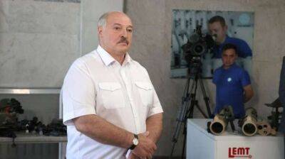 Лукашенко розповів як «шпиняється, курить, нюхаєть, п'є і в'якає з екрану» влада України