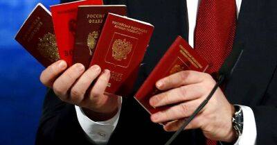 Посольства России в Латвии и других странах приостанавливают выдачу 10-летних загранпаспортов