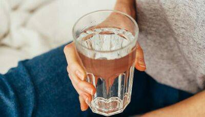 Сколько воды нужно пить, чтобы помочь организму в жару