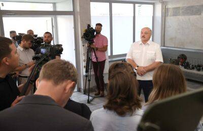 «Изобилия не будет, будущее Европы – только с нами». Лукашенко посетил БелОМО в Минске и ответил на вопросы журналистов