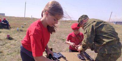 Под Мариуполем российские оккупанты учат детей стрелять и ненавидеть Украину