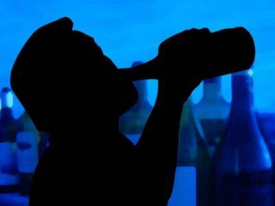 Нарколог назвал профессии, представители которых наиболее подвержены алкоголизму