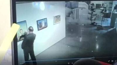 Порча картины охранником Ельцин Центра попала на видео