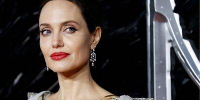 В Лос-Анджелесе. Анджелина Джоли появилась на публике в образе, вдохновленном ее героиней Ларой Крофт