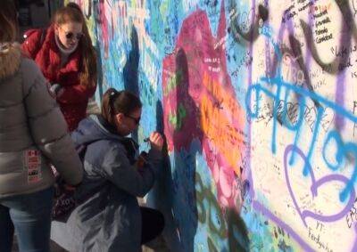 Туристы продолжают раскрашивать стену Леннона, несмотря на запрет