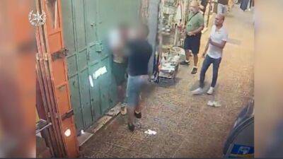 Видео: в Иерусалиме бизнесмен разбил стакан об голову туриста из США из-за мороженого