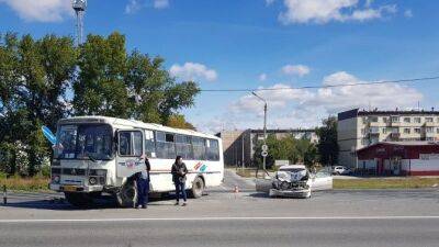 В Новосибирской области столкнулись автобус и иномарка, пострадала женщина