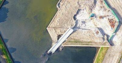 Из пруда возле бывшего памятника в Пардаугаве откачали воду: рыбу отдали зоопарку
