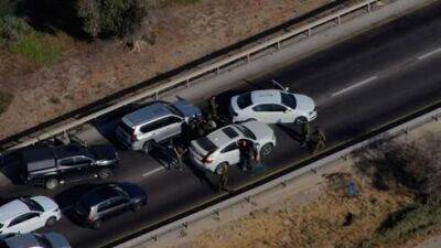 Видео: спецназ перехватывает роскошную машину и обнаруживает оружие из Иордании