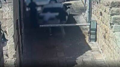 Видео: житель Иерусалима изрезал двух мужчин средь бела дня из-за спора на парковке