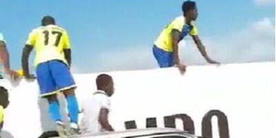 Пришлось взбираться на стену. В Мозамбике футболисты отказались заходить на стадион из-за колдовства — видео