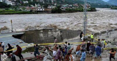 Число жертв наводнения в Пакистане превысило тысячу человек