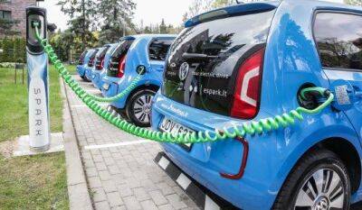 Бесплатных стоянок для электромобилей в Литве не останется с конца 2023 года