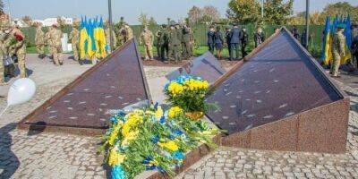 Хотят установить памятник Невскому. В Мариуполе оккупанты демонтируют мемориал памяти военным, которые погибли, защищая Украину
