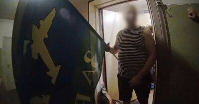 ФОТО. Рижанина наказали флаг ВДВ на окне и мелкое хулиганство