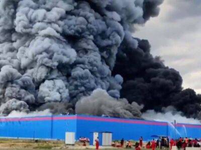 К месту мощного пожара на складе OZON прибыли вертолеты, площадь возгорания увеличилась до 35 тыс. кв. м (видео)