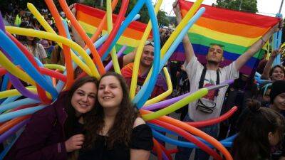 Зеленский поручил рассмотреть вопрос о легализации однополых партнерств