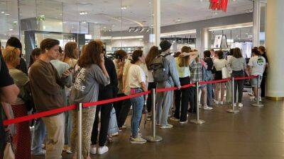Сеть магазинов H&M устроила прощальную распродажу в России