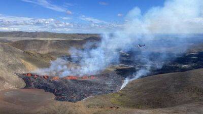Возле столицы Исландии снова извергается вулкан: видео