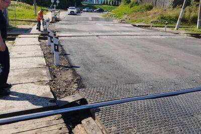 На ж/д переезде в Западной Двине Тверской области обнаружили дефекты дорожного покрытия