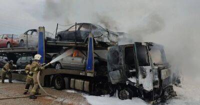 В РФ на ВАЗе сгорели два автовоза с новенькими Lada (фото)