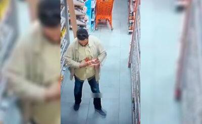 Ловкий вор. В соцсетях распространилось видео, где мужчина крадет с десяток различных продуктов питания в супермаркете