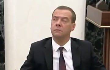 Медведев призвал ЕС полностью запретить визы россиянам