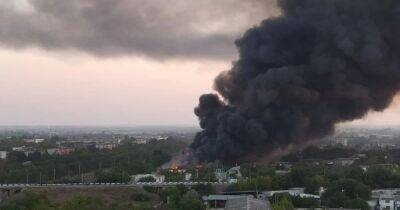 Пылает нефтебаза: утро в северном Крыму началось с мощного пожара (фото, видео)
