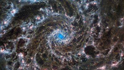 Новые снимки галактики М74 с телескопов "Хаббл" и "Джеймс Уэбб"