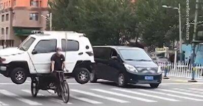 Китаец показал, как перевозить автомобиль на велосипеде (видео)
