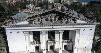 "Реконструкция" драмтеатра в Мариуполе: россияне заливают бетоном тела погибших, – стратком ВСУ