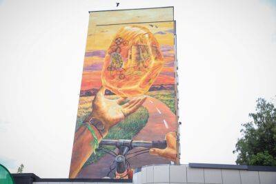 «Навстречу рассвету». На одной из многоэтажек в Гродно появилась новая художественная роспись (+видео)