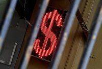 Эксперт Манжос: доллар в августе удержится в границах 50-65 рублей, но скачки вверх-вниз возможны