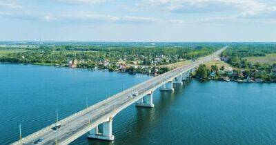 Не отремонтировали: россияне закладывают дыры в Антоновском мосту плитами
