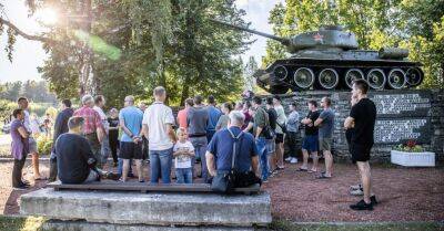 Из-за слухов о сносе десятки жителей Нарвы собрались у памятника советскому танку