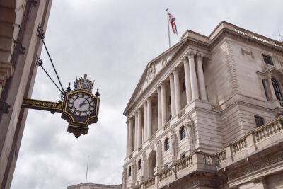 Банк Англии повысил учетную ставку быстрее всего за 27 лет, ожидает рецессии