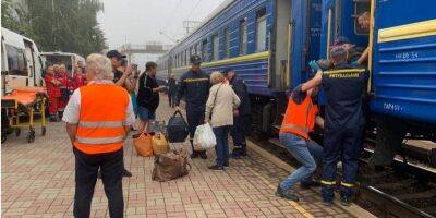 Обязательная эвакуация. Как вывозят людей из Донецкой области — DW
