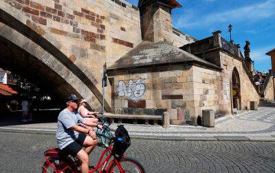 В Праге неизвестный вандал разрисовал Карлов мост