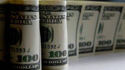 В НРА назвали деньги россиян в долларах и евро токсичным активом для банков