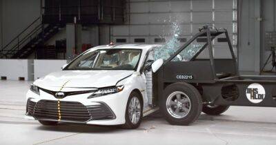 Новая Toyota Camry неожиданно провалила краш-тест (видео)